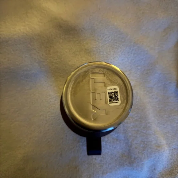 Yeti Rambler Travel Mug with Stronghold
Lid - 30 oz - Wild Vine Red - Picture 4 of 6